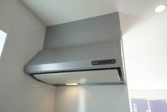 調理により発生する油煙や臭いを吸い込み、屋外へ排気してくれます。
