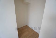 収納力豊富なウォークインクローゼット付き。洋服や小物などを1箇所にまとめて美しい収納を実現します。