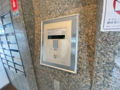 オートロックは、外部の人が自由に建物内に出入りできないため、不審者の侵入防止効果があります。