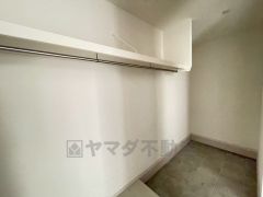 シューズインクロークも完備されており、玄関収納も問題ありません。季節の衣装や趣味の道具などの収納スペースとして活用出来ます。