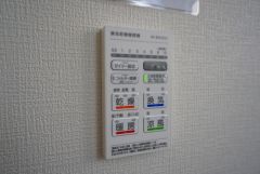 浴室暖房乾燥機付き。天候に左右されず、いつでも好きなときに洗濯物を干せるので、仕事や家事で忙しい方に重宝します。