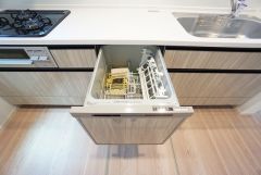 家事の時間が短縮できる食器洗浄乾燥機付。後片付けもラクラクです。 食器を洗う手間が減るので家族とのコミュニケーションの時間や自分の時間が増えますね。