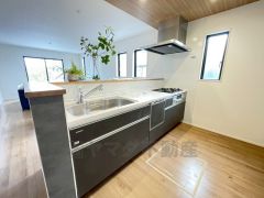 対面式カウンターキッチンでお子様の様子が見守れます。カウンタートップは耐熱性に優れており、日ごろのお掃除もふき取るだけでＯＫ。ステンレスシンクも簡単にお掃除できますよ。