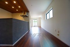 夏は強い日差しをカット、冬は暖かな遮熱高断熱型Low-Eガラスを採用。夏の強い日差しを約60%カットし、冷房効果を高めます。紫外線もカットするため紫外線による日焼けも抑制。