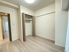 住む人のこだわりを活かす洋室＾＾日当たりがよく、寝室としての利用もおすすめ。広めのクローゼットもあり荷物もすっきり片付けれ、ゆとりのある暮らしが出来ます＾＾