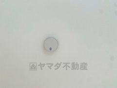 火災による煙や熱を感知して、警報音やブザー等で火災の発生を知らせてくれる火災警報器。