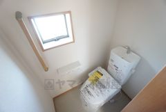 同仕様写真。温水、暖房、ウォシュレット付の高機能トイレです。