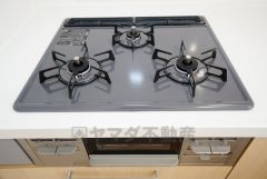 同仕様写真。3口コンロなので、効率よくお料理が楽しめます。毎日のお料理も楽しくなりますね＾＾