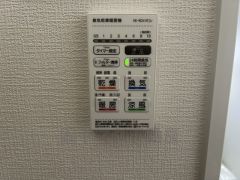 雨の日の洗濯も安心できる浴室暖房乾燥機付き浴室。リモコンで操作もボタン1つで簡単。 浴室暖房乾燥機には、暖房、乾燥、涼風、換気の4つの機能が付いています。タイマー付きです。