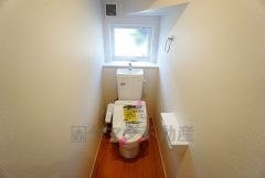 同仕様写真。ウォシュレット付トイレです。節水機能もあるので、安心して使えますね。もちろん、1階2階の2ヶ所にトイレがあるので、忙しい朝にもゆとりができますね。