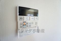 キッチン横からお湯張り、追い炊き、足し湯がボタン一つで楽々操作できる給湯機リモコンです＾＾忙しい夕飯の準備の時間帯に重宝しますね。