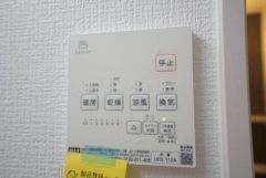 雨の日の洗濯も安心できる浴室暖房乾燥機付き浴室。リモコンで操作もボタン1つで簡単。 浴室暖房乾燥機には、暖房、乾燥、涼風、換気の4つの機能が付いています。タイマー付きです。