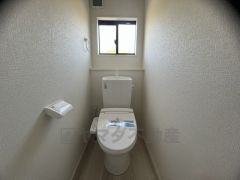 温水洗浄機付トイレです。節水機能もあるので、安心して使えますね。もちろん、1階2階の2ヶ所にトイレがあるので、忙しい朝にもゆとりができますね。