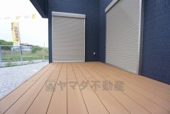 同仕様写真。ウッドデッキ付きで楽しみが広がります＾＾