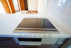 お手入れのしやすいIHクッキングヒーターです。 3口コンロなので、効率よくお料理が楽しめます。毎日のお料理も楽しくなりますね＾＾