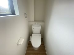 温水洗浄機付トイレです。節水機能もあるので、安心して使えますね。もちろん、1階2階の2ヶ所にトイレがあるので、忙しい朝にもゆとりができますね。