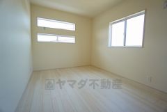 2面採光を確保した明るい室内は、風通しも良く、大変居心地の良い空間となっております。爽やかな風を感じて起きる朝は、快適生活の始まりに。