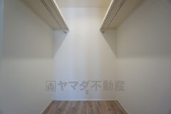 収納力豊富なウォークインクローゼット付き。洋服や小物などを1箇所にまとめて美しい収納を実現します。