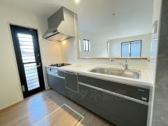 対面式カウンターキッチンでお子様の様子が見守れます。カウンタートップは耐熱性に優れており、日ごろのお掃除もふき取るだけでＯＫ。ステンレスシンクも簡単にお掃除できますよ。