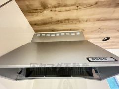 お手入れが簡単なスリム型レンジフードです。調理により発生する油煙や臭いを吸い込み、屋外へ排気してくれます。