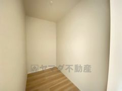 収納力豊富なウォークインクローゼット付き。洋服や小物などを1箇所にまとめて美しい収納を実現します。