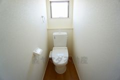 温水洗浄機付トイレです。節水機能もあるので、安心して使えますね。もちろん、1階2階の2ヶ所にトイレがあるので、忙しい朝にもゆとりができますね。