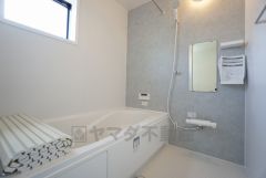 1日の疲れを癒すくつろぎのバスルーム。足を伸ばしてもゆったりと入れるサイズです。お子様と一緒にお風呂に入っても狭くないですね^^