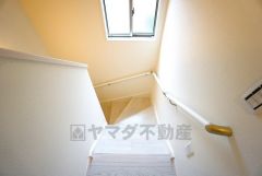 同仕様写真。階段は段数を通常より1段多く段差を低く設定し、足元灯も完備。より安全な階段を追求しました。