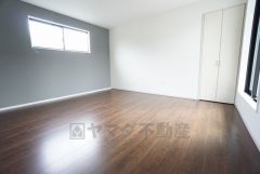 住む人のこだわりを活かす洋室＾＾日当たりがよく、寝室としての利用もおすすめ。広めのクローゼットもあり荷物もすっきり片付けれ、ゆとりのある暮らしが出来ます＾＾