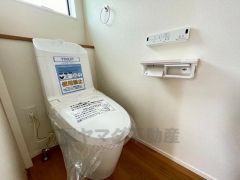 温水洗浄機付トイレです。節水機能もあるので、安心して使えますね。もちろん、1階2階の2ヶ所にトイレがあるので、忙しい朝にもゆとりができますね。