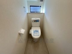 温水洗浄機付トイレです。節水機能もあるので、安心して使えますね。もちろん、1階2階の2ヶ所にトイレがあるので、忙しい朝にもゆとりができますね。
