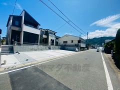前面道路は約6と広く駐車がスムーズ＾＾ 交通量も少なく小さなお子様がいるご家庭も安心です＾＾ 南向きで陽当たり良好です＾＾