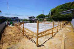 スーパー・コンビニまで歩9分。 西鉄バス「梅大路」停まで徒歩9分。