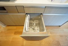 家事の時間が短縮できる食器洗浄乾燥機付。後片付けもラクラクです。 食器を洗う手間が減るので家族とのコミュニケーションの時間や自分の時間が増えますね。