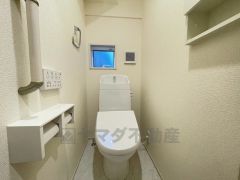 温水洗浄機付トイレです。節水機能もあるので、安心して使えますね。もちろん、1階2階の2ヶ所にトイレがあるので、忙しい朝にもゆとりができますね。
