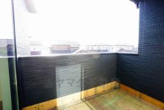 幅広のインナーバルコニーは多少の雨でも洗濯物を守ってくれ、家事を助けてくれること間違いなし。眩しすぎる日差しも和らげます。