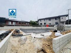 敷地面積約54坪＾＾イオン穂波ショッピングセンターまで車で約6分（1.9ｋｍ）ショッピングを楽しめます。コンビニ・スーパーまで徒歩6分圏内。