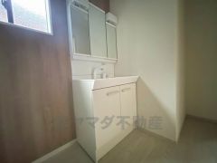 三面鏡つき洗面台。収納も一体型になっているので、ドライヤーやヘアアイロンの置き場に困りませんね。