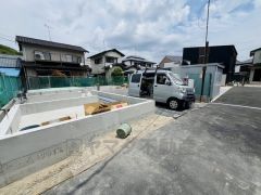 前面道路は居住者の通行のみで交通量が少なく小さなお子様がいるご家庭も安心です＾＾ カースペースは停めやすい並列駐車2台付き。