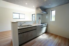 対面式カウンターキッチンでお子様の様子が見守れます。カウンタートップは耐熱性に優れており、日ごろのお掃除もふき取るだけでＯＫ。ステンレスシンクも簡単にお掃除できますよ。