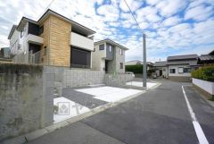 大型車の通行がほとんどなく、騒音や振動が少ないので静かで快適な生活を送れます。 