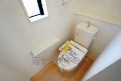 同仕様写真。温水洗浄機付トイレです。節水機能もあるので、安心して使えますね。