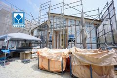 グレー・ブラウンを基調としたシンプルで飽きの来ない外観です。 建物ごとに間取りや色味が異なりますので、ぜひ一度現地で見比べてください＾＾