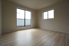 住む人のこだわりを活かす洋室＾＾日当たりがよく、寝室としての利用もおすすめ。広めのクローゼットもあり荷物もすっきり片付けれ、ゆとりのある暮らしが出来ます＾＾