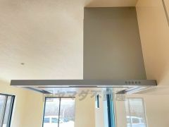 調理により発生する油煙や臭いを吸い込み、屋外へ排気してくれます。