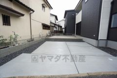 並列で2台駐車でき、夫婦で1台ずつ所有していても快適に暮らせます。入れ替え不要でストレスなく使えます＾＾