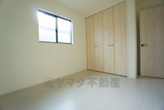 木目調のシンプルデザインで落ち着きと安らぎの空間に仕上げています。各部屋に収納が完備されているので、お荷物が多くなっても安心の設計です。