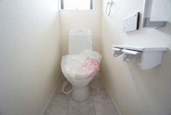 温水洗浄機付トイレです。節水機能もあるので、安心して使えますね。もちろん、1階2階の2ヶ所にトイレがあるので、忙しい朝にもゆとりができますね。