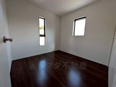 2面採光を確保した明るい室内は、風通しも良く、大変居心地の良い空間となっております。爽やかな風を感じて起きる朝は、快適生活の始まりに。