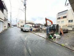 前面道路は公道南側5.7ｍ。快適でゆとりのある生活空間で新生活を始めましょう^^ 建築条件なし。